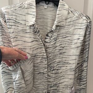 Hemline, Bella Dahl brand, cream and gray tiger pattern silky blouse
